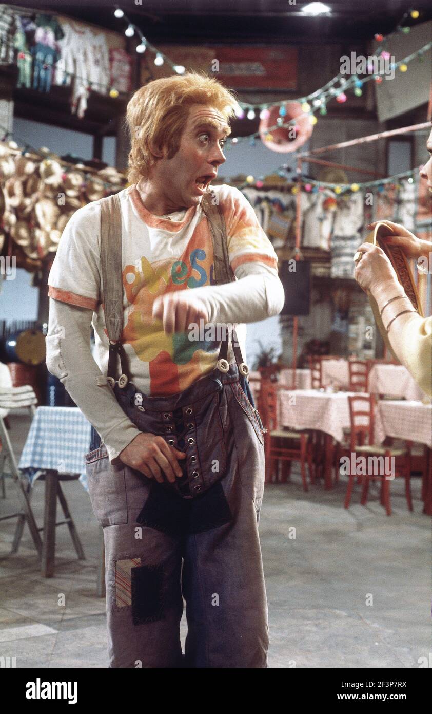 Die RSC-Besetzung in Aktion während der ATV-FERNSEHNETZPRODUKTION von Trevor Nunns musikalischer Adaption für das Fernsehen, KOMÖDIE DER FEHLER von William Shakespeare im Royal Shakespeare Theatre, Stratford-upon-Avon. Darsteller: Judi Dench, Francesca Annis, Michael Williams,- Mike Gwilym, Roger Reed, Nickolas Grace, Griffith Jones, Barbara Shelley, Robin Ellis. Die Aufführung wurde am 18. April 1978 vom Theater national übertragen. Stockfoto