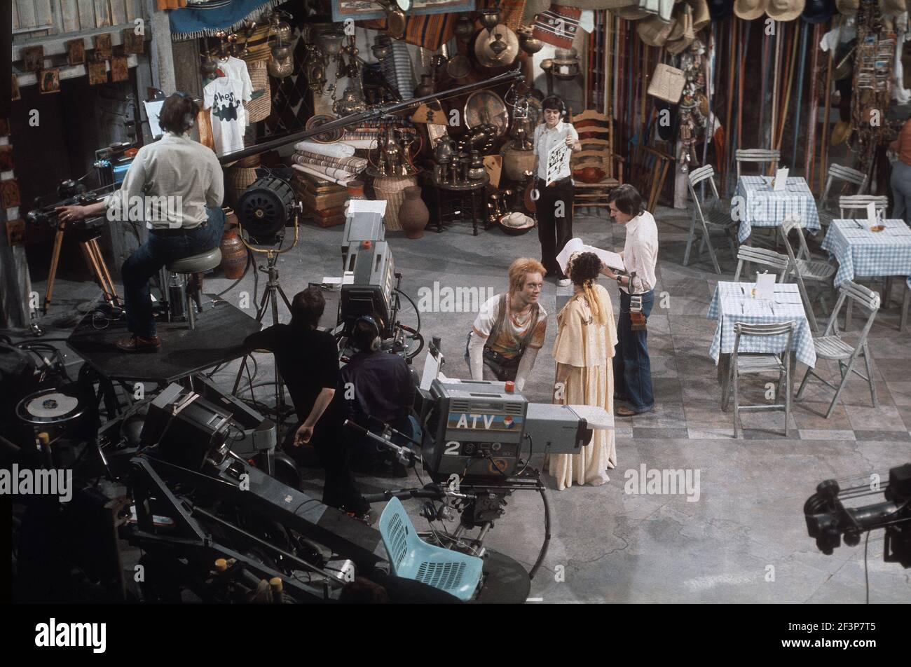 Die RSC-Besetzung in Aktion während der ATV-FERNSEHNETZPRODUKTION von Trevor Nunns musikalischer Adaption für das Fernsehen, KOMÖDIE DER FEHLER von William Shakespeare im Royal Shakespeare Theatre, Stratford-upon-Avon. Darsteller: Judi Dench, Francesca Annis, Michael Williams,- Mike Gwilym, Roger Reed, Nickolas Grace, Griffith Jones, Barbara Shelley, Robin Ellis. Die Aufführung wurde am 18. April 1978 vom Theater national übertragen. Stockfoto