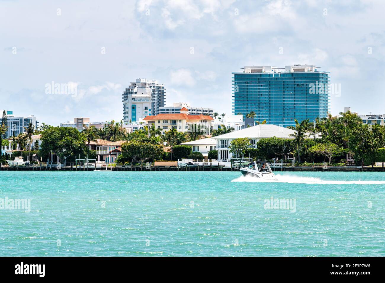 Bootsfahrten mit Leuten im Bal Harbour von Miami, Florida mit Biscayne Bay Intracoastal Water auf Indian Creek Island mit direkt am Meer Stockfoto