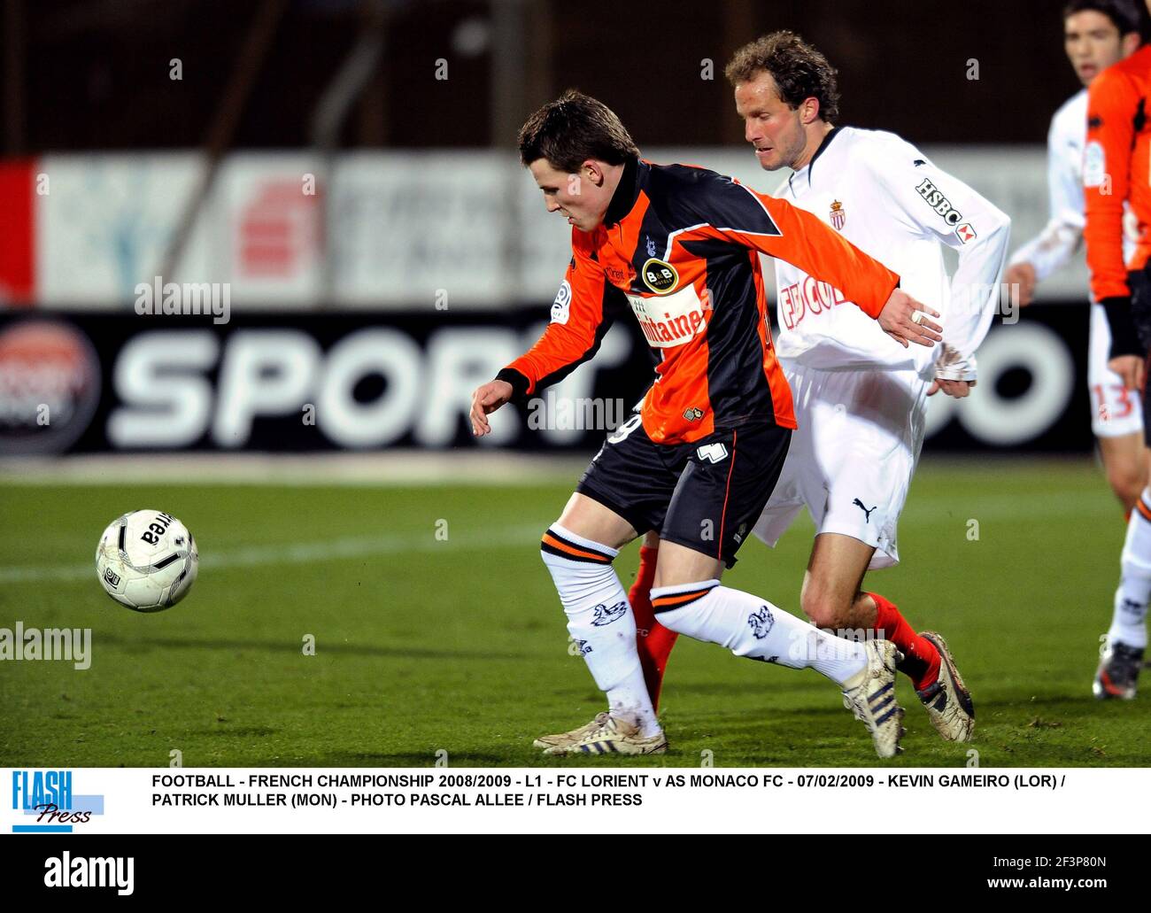 FUSSBALL - FRANZÖSISCHE MEISTERSCHAFT 2008/2009 - L1 - FC LORIENT V AS MONACO FC - 07/02/2009 - KEVIN GAMEIRO (LOR) / PATRICK MULLER (MO) - FOTO PASCAL ALLEE / FLASH DRÜCKEN SIE Stockfoto