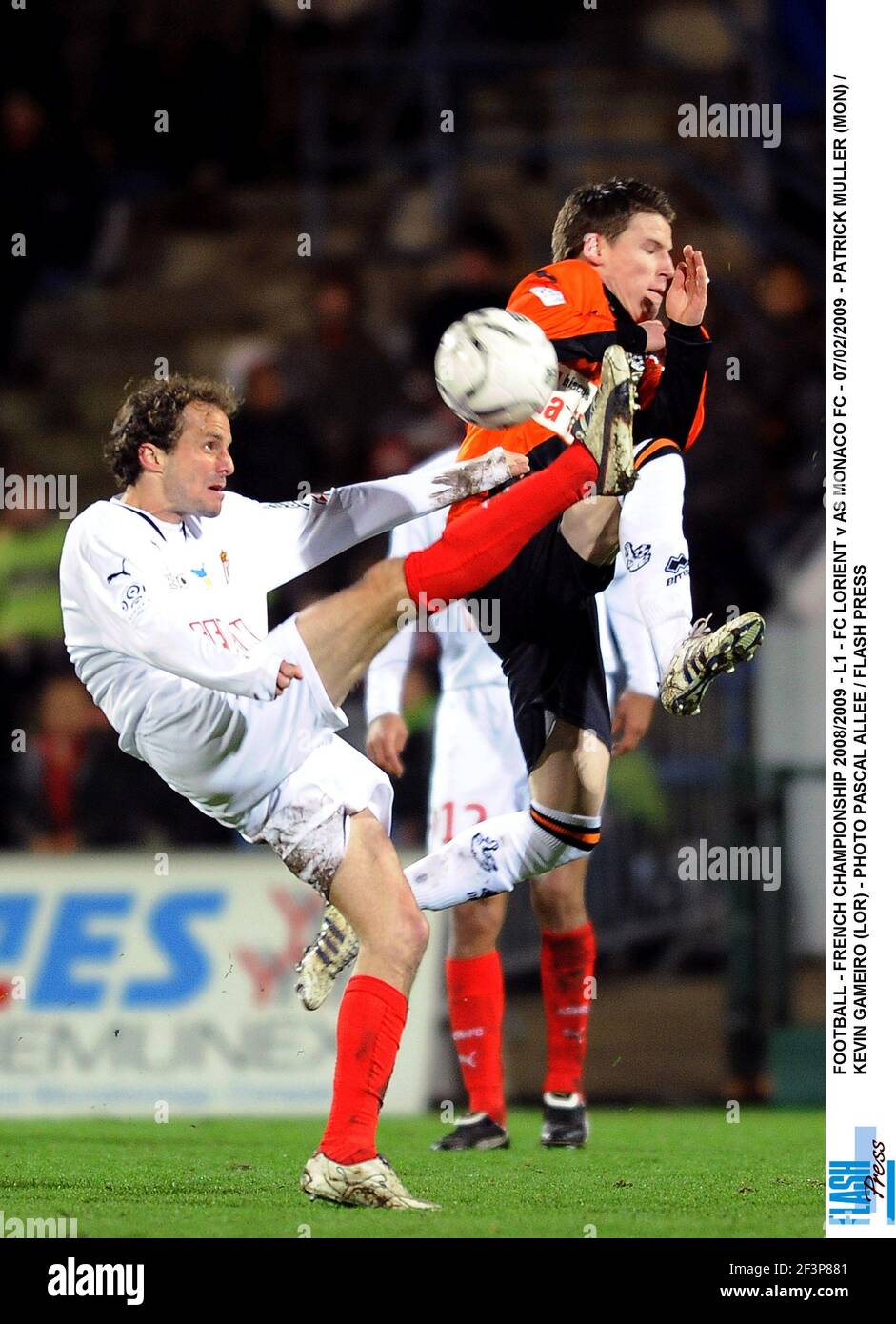 FUSSBALL - FRANZÖSISCHE MEISTERSCHAFT 2008/2009 - L1 - FC LORIENT V AS MONACO FC - 07/02/2009 - PATRICK MULLER (MO) / KEVIN GAMEIRO (LOR) - FOTO PASCAL ALLEE / FLASH DRÜCKEN SIE Stockfoto