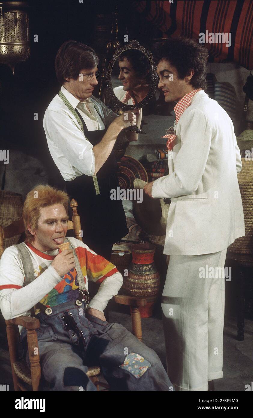 Die RSC-Besetzung in Aktion während der ATV-FERNSEHNETZPRODUKTION von Trevor Nunns musikalischer Adaption für das Fernsehen, KOMÖDIE DER FEHLER von William Shakespeare im Royal Shakespeare Theatre, Stratford-upon-Avon. Darsteller: Judi Dench, Francesca Annis, Michael Williams,- Mike Gwilym, Roger Reed, Nickolas Grace, Griffith Jones, Barbara Shelley, Robin Ellis. Die Aufführung wurde am 18. April 1978 vom Theater national übertragen. Stockfoto