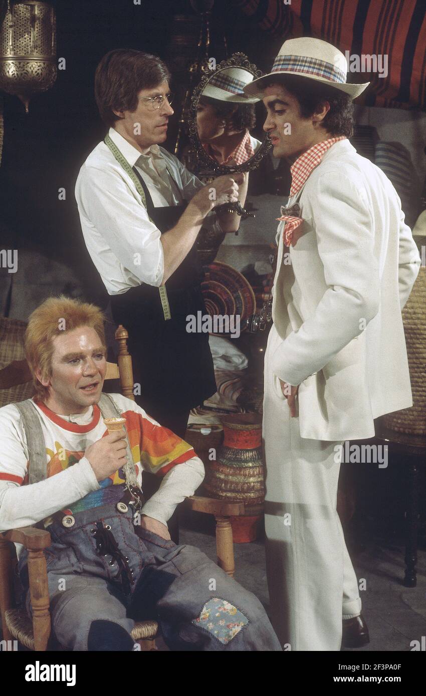 Die RSC-Besetzung in Aktion während der ATV-FERNSEHNETZPRODUKTION von Trevor Nunns musikalischer Adaption für das Fernsehen, KOMÖDIE DER FEHLER von William Shakespeare im Royal Shakespeare Theatre, Stratford-upon-Avon. Darsteller: Judi Dench, Francesca Annis, Michael Williams,- Mike Gwilym, Roger Reed, Nickolas Grace, Griffith Jones, Barbara Shelley, Robin Ellis. Die Aufführung wurde am 18. April 1978 vom Theater national übertragen. Stockfoto