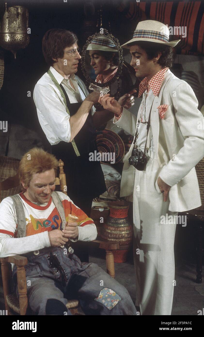 Die RSC-Besetzung in Aktion während der ATV-FERNSEHNETZPRODUKTION von Trevor Nunns musikalischer Adaption für das Fernsehen, KOMÖDIE DER FEHLER von William Shakespeare im Royal Shakespeare Theatre, Stratford-upon-Avon. Darsteller: Judi Dench, Francesca Annis, Michael Williams,- Mike Gwilym, Roger Reed, Nickolas Grace, Griffith Jones, Barbara Shelley, Robin Ellis. Die Aufführung wurde am 18. April 1978 vom Theater national übertragen. Stockfoto