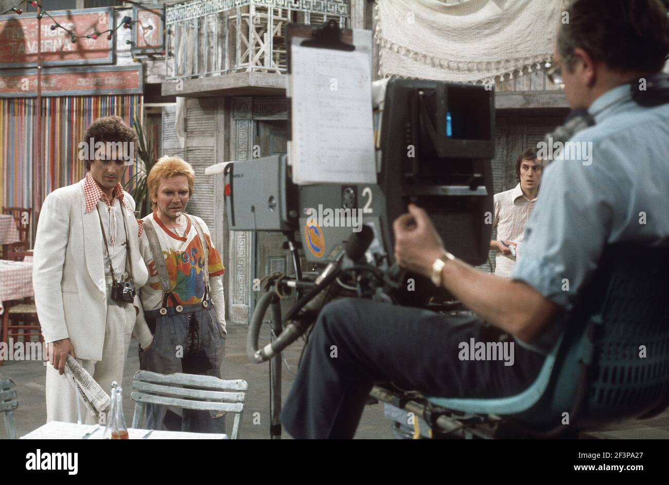 Die RSC-Besetzung in Aktion während der ATV-FERNSEHNETZPRODUKTION von Trevor Nunns musikalischer Adaption für das Fernsehen, KOMÖDIE DER FEHLER von William Shakespeare im Royal Shakespeare Theatre, Stratford-upon-Avon. Darsteller: Judi Dench, Francesca Annis, Michael Williams,- Mike Gwilym, Roger Reed, Nickolas Grace, Griffith Jones, Barbara Shelley, Robin Ellis. Die Aufführung wurde am 18. April 1978 vom Theater national übertragen. Stockfoto