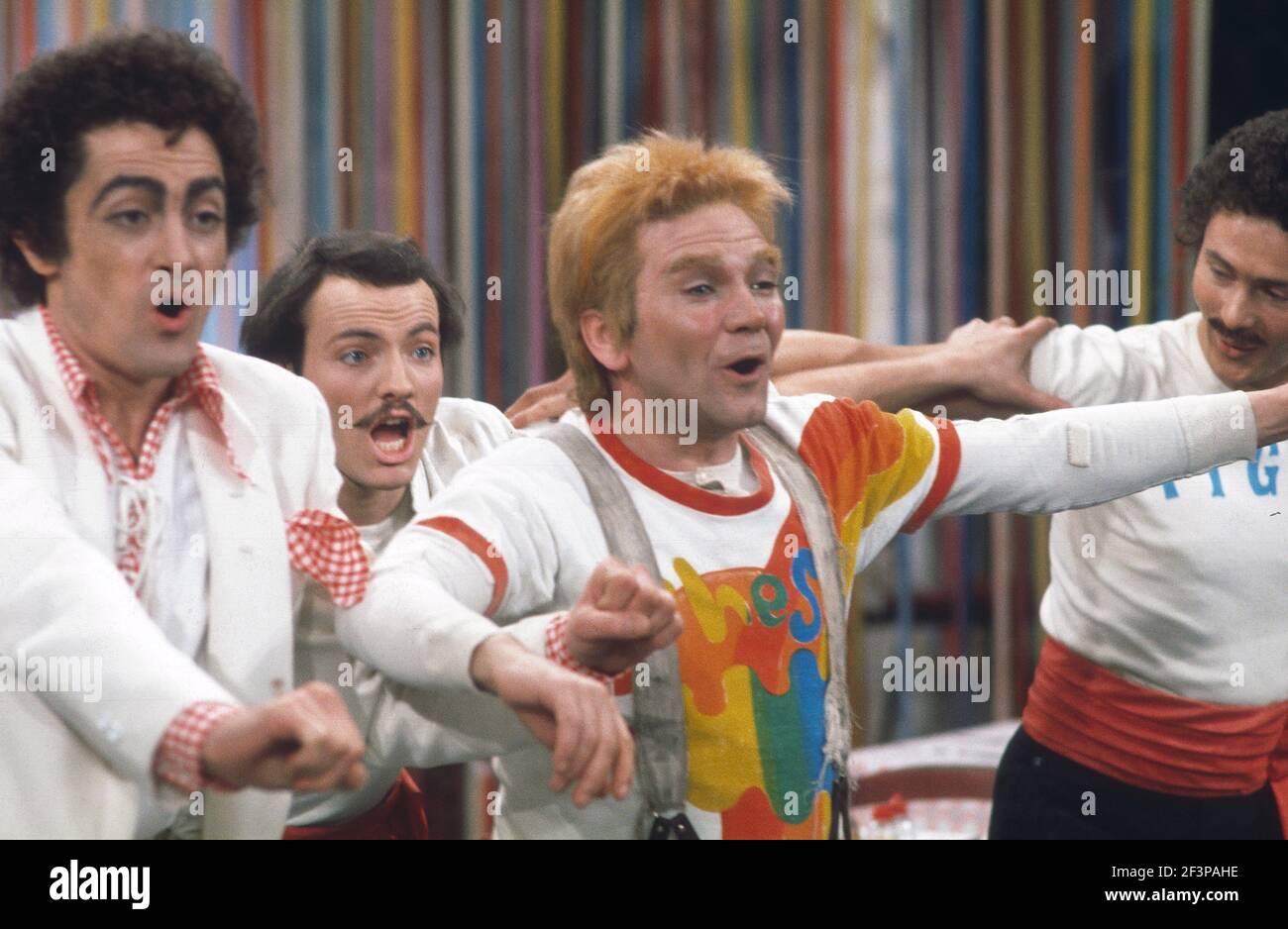 Die RSC-Besetzung in Aktion während der ATV-FERNSEHNETZPRODUKTION von Trevor Nunns musikalischer Adaption für das Fernsehen, KOMÖDIE DER FEHLER von William Shakespeare im Royal Shakespeare Theatre, Stratford-upon-Avon. Darsteller: Judi Dench, Francesca Annis, Michael Williams,- Mike Gwilym, Roger Reed, Nickolas Grace, Griffith Jones, Barbara Shelley, Robin Ellis. Die Aufführung wurde am 18. April 1978 vom Theater national übertragen. Stockfoto