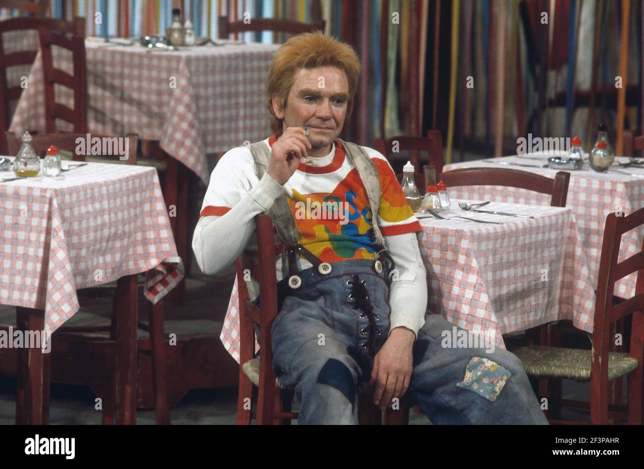 Die RSC-Besetzung in Aktion während der ATV-FERNSEHNETZPRODUKTION von Trevor Nunns musikalischer Adaption für das Fernsehen, KOMÖDIE DER FEHLER von William Shakespeare im Royal Shakespeare Theatre, Stratford-upon-Avon. Darsteller: Judi Dench, Francesca Annis, Michael Williams,- Mike Gwilym, Roger Reed, Nickolas Grace, Griffith Jones, Barbara Shelley, Robin Ellis. Die Aufführung wurde am 18. April 1978 vom Theater national übertragen. Stockfoto