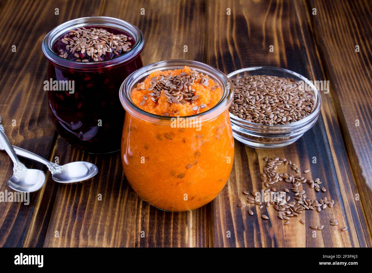 Gemüsesmoothies oder Pürieren mit Leinsamen im Glas Gläser auf der Holzoberfläche Stockfoto