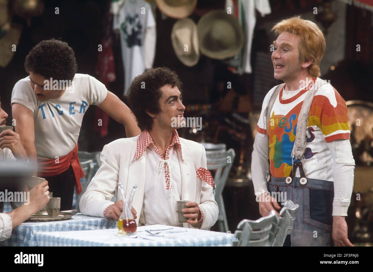 Die RSC-Besetzung in Aktion während der ATV-FERNSEHNETZPRODUKTION von Trevor Nunns musikalischer Adaption für das Fernsehen, KOMÖDIE DER FEHLER von William Shakespeare im Royal Shakespeare Theatre, Stratford-upon-Avon. Darsteller: Judi Dench, Francesca Annis, Michael Williams,- Mike Gwilym, Roger Reed, Nickolas Grace, Griffith Jones, Barbara Shelley, Robin Ellis. Die Aufführung wurde am 18. April 1978 vom Theater national übertragen. Stockfoto