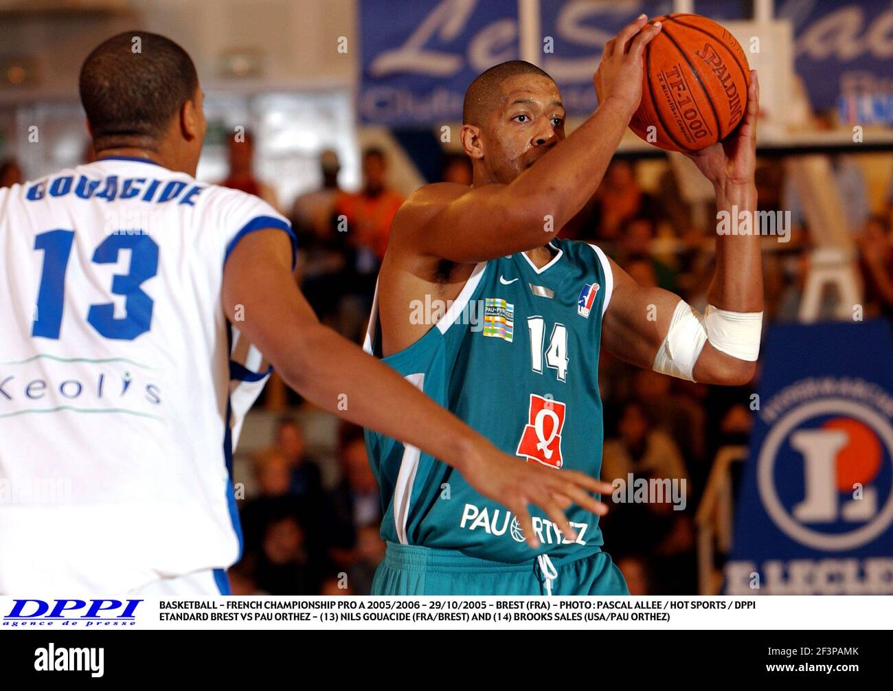 BASKETBALL - FRANZÖSISCHE MEISTERSCHAFT PRO A 2005/2006 - 29/10/2005 - BREST (FRA) - FOTO : PASCAL ALLEE / HOT SPORTS / DPPI ETANDARD BREST VS PAU ORTHEZ - (13) NILS GOUACIDE (FRA/BREST) UND (14) BROOKS SALES (USA/PAU ORTHEZ) Stockfoto