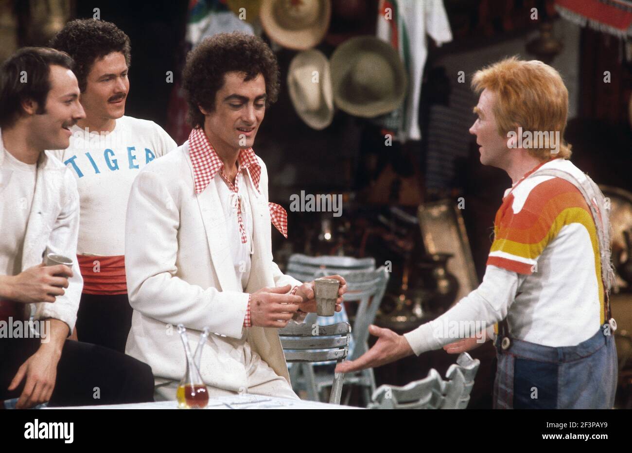 Die RSC-Besetzung in Aktion während der ATV-FERNSEHNETZPRODUKTION von Trevor Nunns musikalischer Adaption für das Fernsehen, KOMÖDIE DER FEHLER von William Shakespeare im Royal Shakespeare Theatre, Stratford-upon-Avon. Darsteller: Judi Dench, Francesca Annis, Michael Williams,- Mike Gwilym, Roger Reed, Nickolas Grace, Griffith Jones, Barbara Shelley, Robin Ellis. Die Aufführung wurde am 18. April 1978 vom Theater national übertragen. Stockfoto