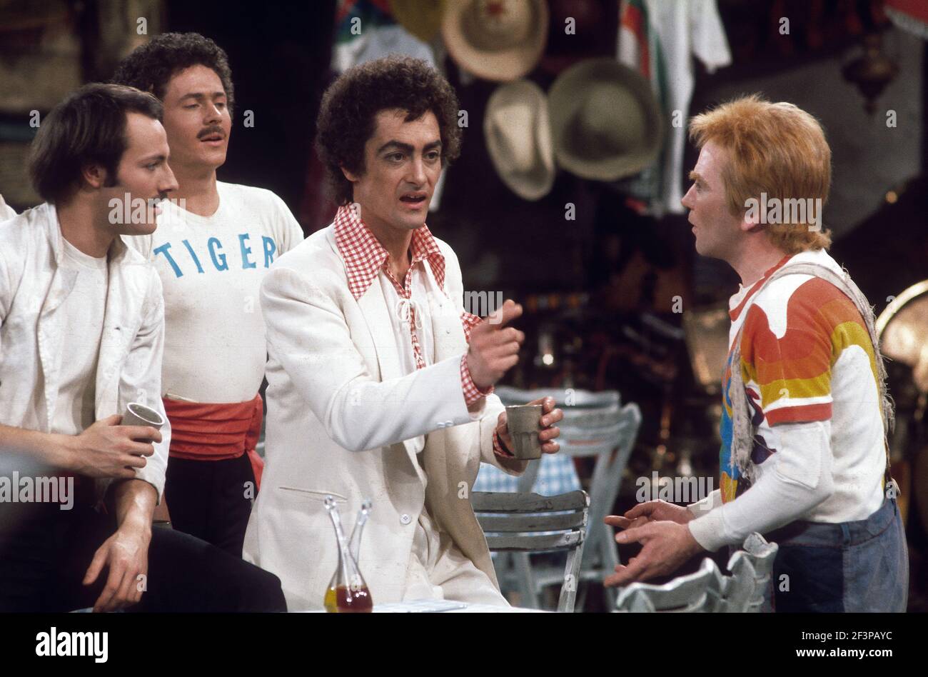 Die RSC-Besetzung in Aktion während der ATV-FERNSEHNETZPRODUKTION von Trevor Nunns musikalischer Adaption für das Fernsehen, KOMÖDIE DER FEHLER von William Shakespeare im Royal Shakespeare Theatre, Stratford-upon-Avon. Darsteller: Judi Dench, Francesca Annis, Michael Williams,- Mike Gwilym, Roger Reed, Nickolas Grace, Griffith Jones, Barbara Shelley, Robin Ellis. Die Aufführung wurde am 18. April 1978 vom Theater national übertragen. Stockfoto