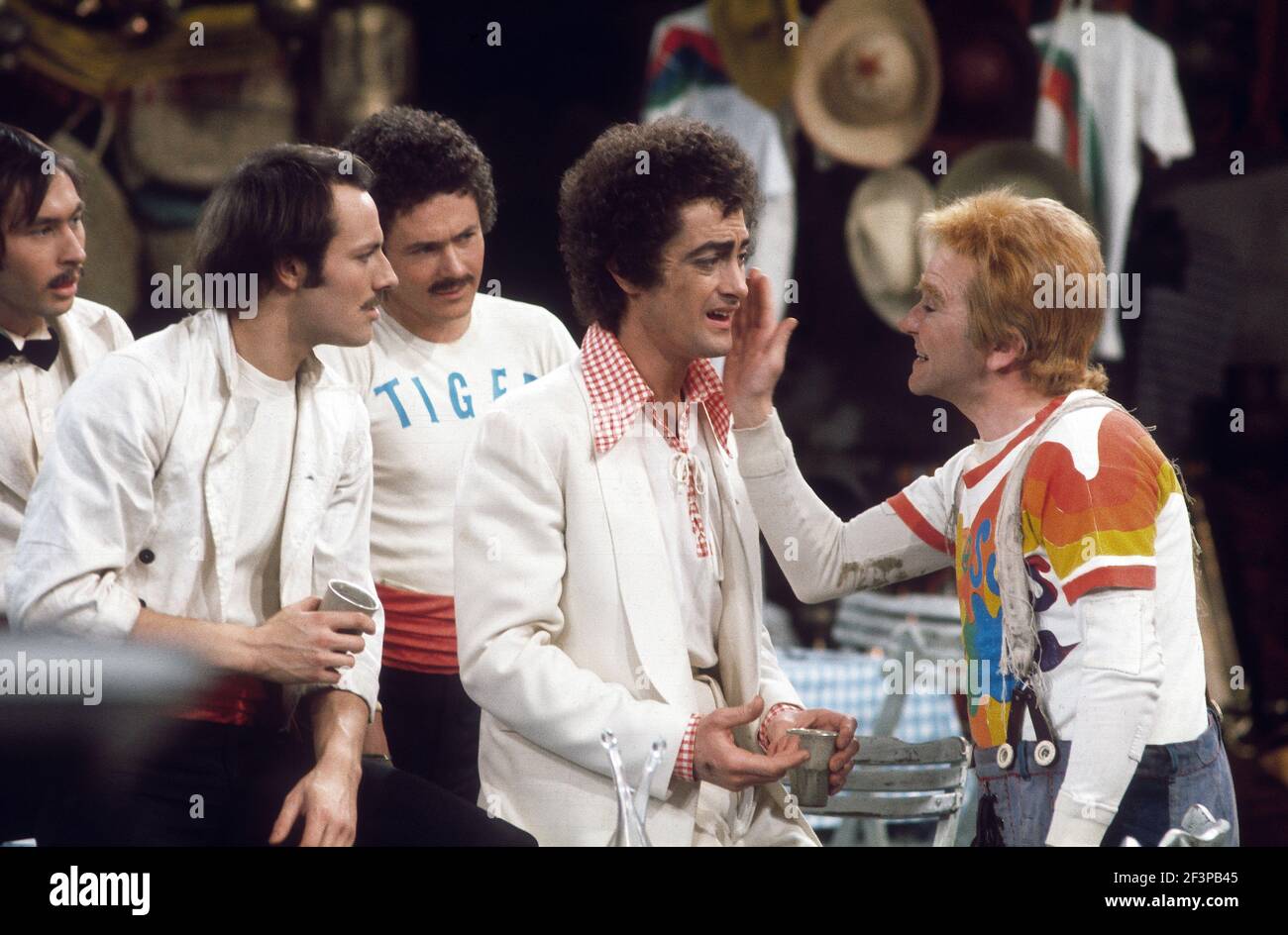 Die RSC-Besetzung in Aktion während der ATV-FERNSEHNETZPRODUKTION von Trevor Nunns musikalischer Adaption für das Fernsehen, KOMÖDIE DER FEHLER von William Shakespeare im Royal Shakespeare Theatre, Stratford-upon-Avon. Darsteller: Judi Dench, Francesca Annis, Michael Williams,- Mike Gwilym, Roger Reed, Nickolas Grace, Griffith Jones, Barbara Shelley, Robin Ellis. Die Aufführung wurde am 18. April 1978 vom Theater national übertragen. Stockfoto