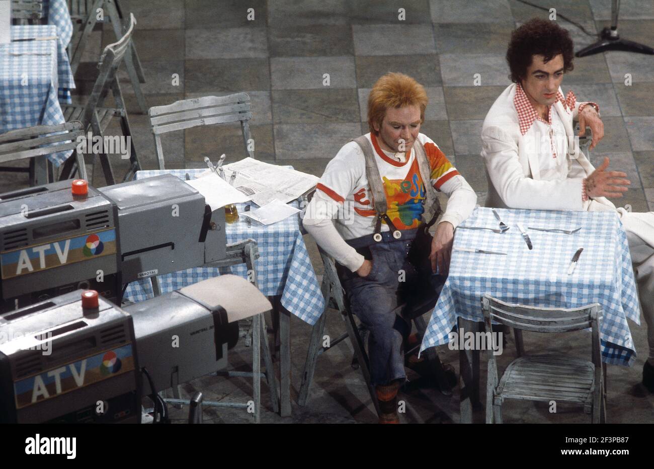 Die RSC-Besetzung in Aktion während der ATV-FERNSEHNETZPRODUKTION von Trevor Nunns musikalischer Adaption für das Fernsehen, KOMÖDIE DER FEHLER von William Shakespeare im Royal Shakespeare Theatre, Stratford-upon-Avon. Darsteller: Judi Dench, Francesca Annis, Michael Williams,- Mike Gwilym, Roger Reed, Nickolas Grace, Griffith Jones, Barbara Shelley, Robin Ellis. Die Aufführung wurde am 18. April 1978 vom Theater national übertragen. Stockfoto