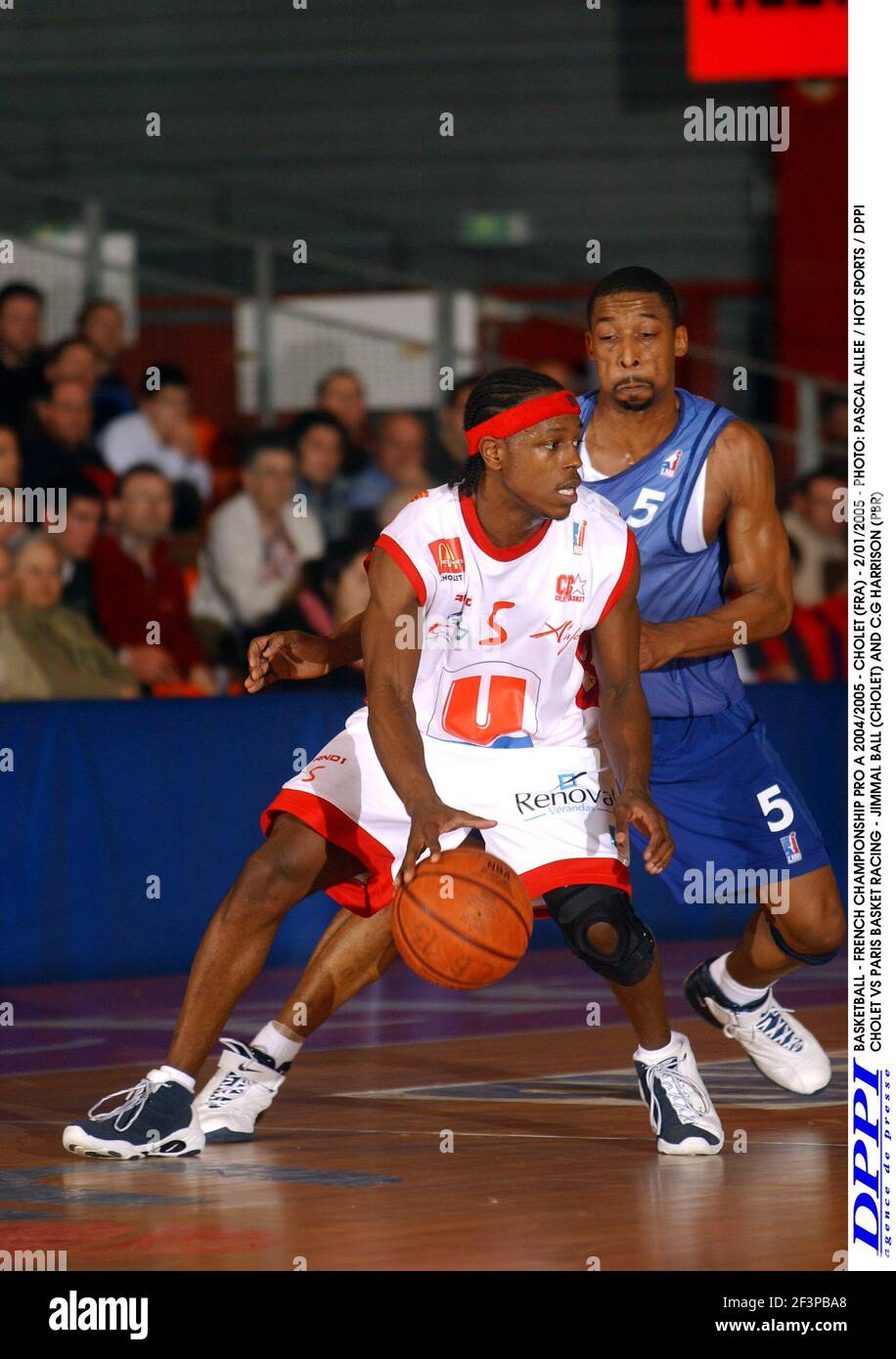 BASKETBALL - FRANZÖSISCHE MEISTERSCHAFT PRO A 2004/2005 - CHOLET (FRA) - 2/01/2005 - FOTO: PASCAL ALLEE / HOT SPORTS / DPPI CHOLET VS PARIS BASKET RACING - JIMMAL BALL (CHOLET) UND C.G HARRISON (PBR) Stockfoto