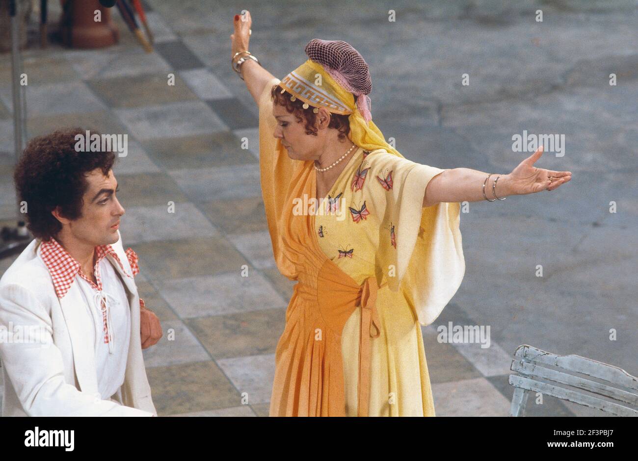 Die RSC-Besetzung in Aktion während der ATV-FERNSEHNETZPRODUKTION von Trevor Nunns musikalischer Adaption für das Fernsehen, KOMÖDIE DER FEHLER von William Shakespeare im Royal Shakespeare Theatre, Stratford-upon-Avon. Darsteller: Judi Dench, Francesca Annis, Michael Williams,- Mike Gwilym, Roger Reed, Nickolas Grace, Griffith Jones, Barbara Shelley, Robin Ellis. Die Aufführung wurde am 18. April 1978 vom Theater national übertragen. Stockfoto