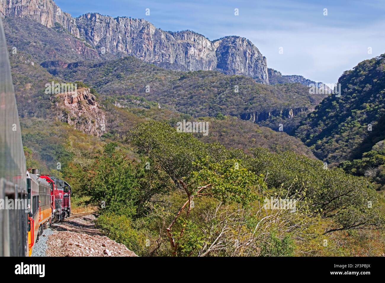 Touristenzug des Chepe Express / El Chepe / Chihuahua Pacifico, Eisenbahnlinie, die Chihuahua City mit Los Mochis im Nordwesten Mexikos verbindet Stockfoto