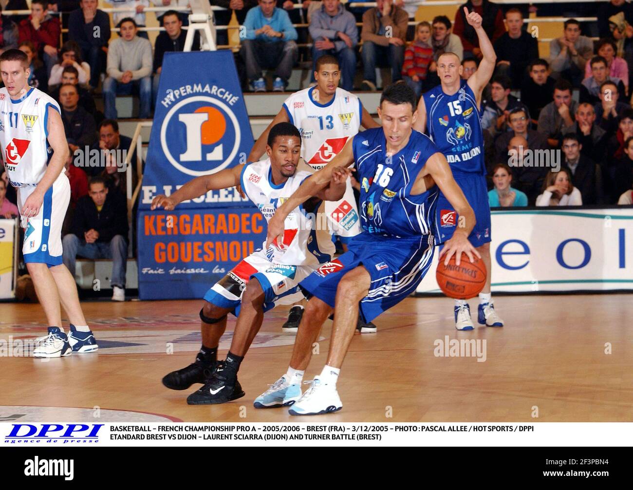 BASKETBALL - FRANZÖSISCHE MEISTERSCHAFT PRO A - 2005/2006 - BREST (FRA) - 3/12/2005 - FOTO : PASCAL ALLEE / HOT SPORTS / DPPI ETANDARD BREST VS DIJON - LAURENT SCIARRA (DIJON) UND TURNER BATTLE (BREST) Stockfoto