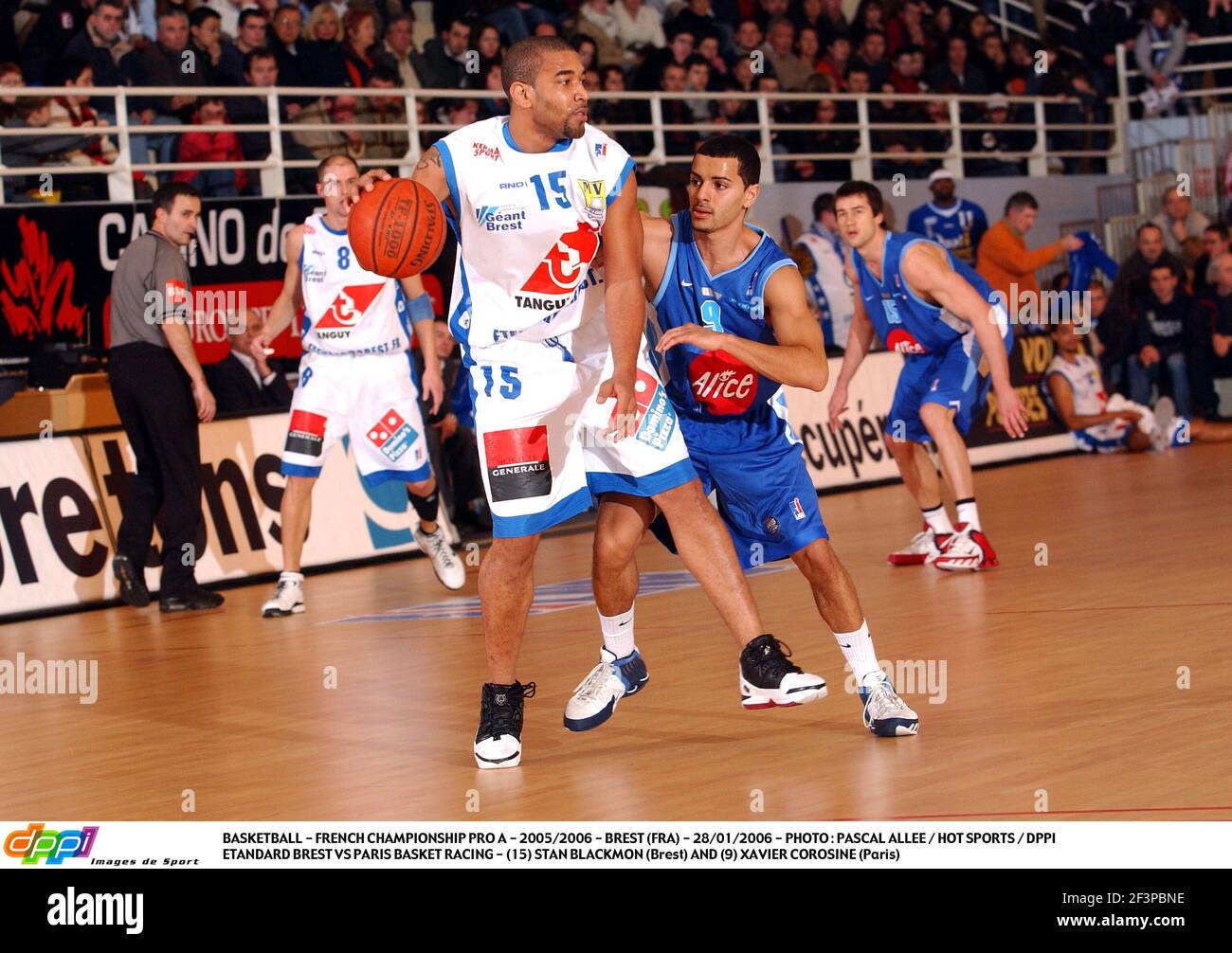 BASKETBALL - FRANZÖSISCHE MEISTERSCHAFT PRO A - 2005/2006 - BREST (FRA) - 28/01/2006 - FOTO : PASCAL ALLEE / HOT SPORTS / DPPI ETANDARD BREST VS PARIS BASKET RACING - (15) STAN BLACKMON (BREST) UND (9) XAVIER COROSINE (PARIS) Stockfoto