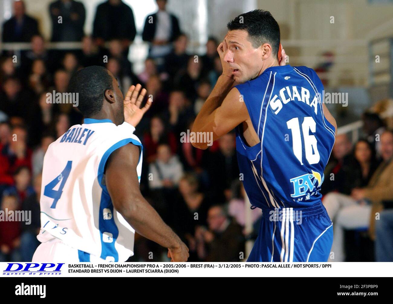 BASKETBALL - FRANZÖSISCHE MEISTERSCHAFT PRO A - 2005/2006 - BREST (FRA) - 3/12/2005 - FOTO : PASCAL ALLEE / HOT SPORTS / DPPI ETANDARD BREST VS DIJON - LAURENT SCIARRA (DIJON) Stockfoto