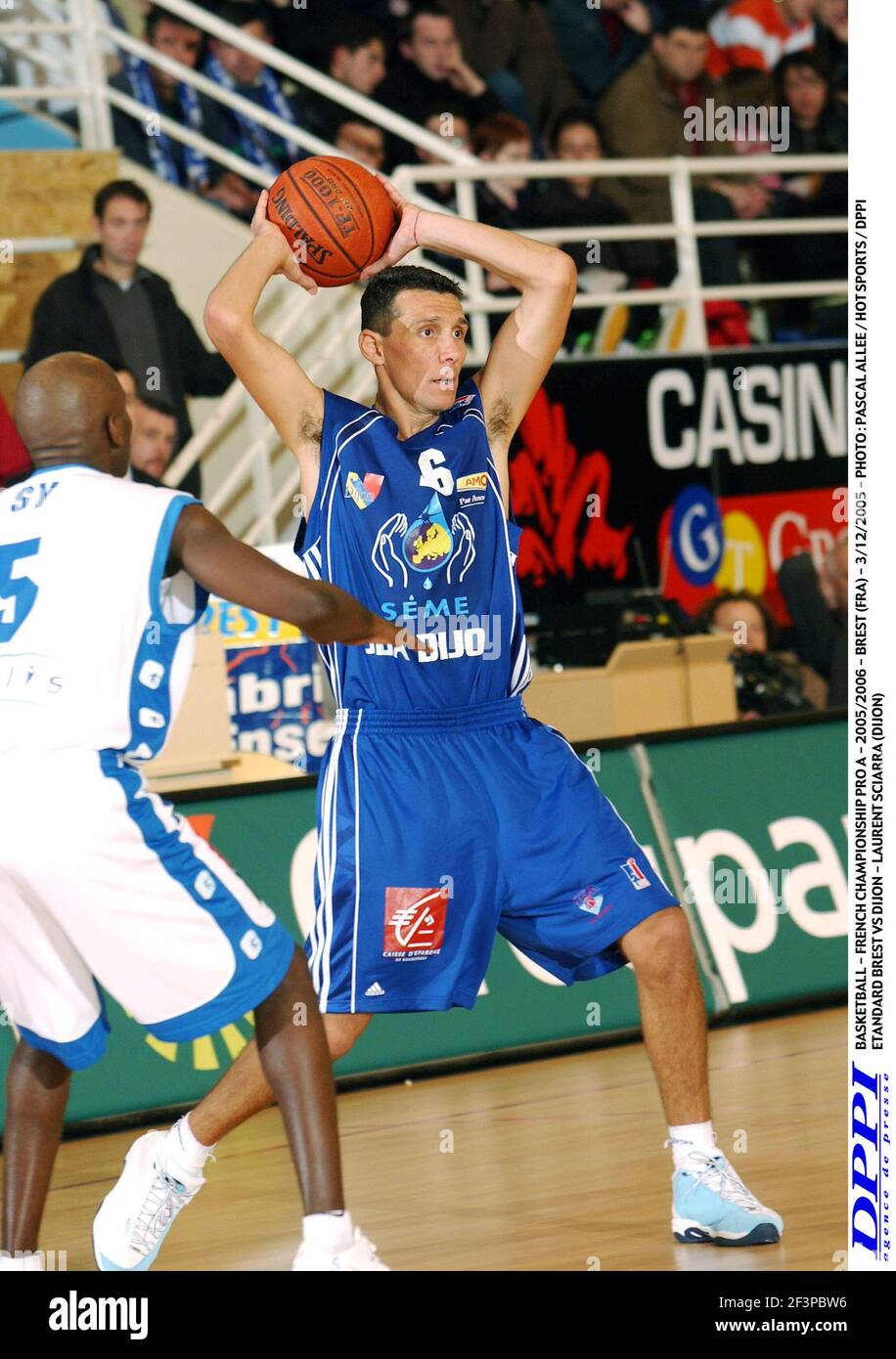 BASKETBALL - FRANZÖSISCHE MEISTERSCHAFT PRO A - 2005/2006 - BREST (FRA) - 3/12/2005 - FOTO : PASCAL ALLEE / HOT SPORTS / DPPI ETANDARD BREST VS DIJON - LAURENT SCIARRA (DIJON) Stockfoto