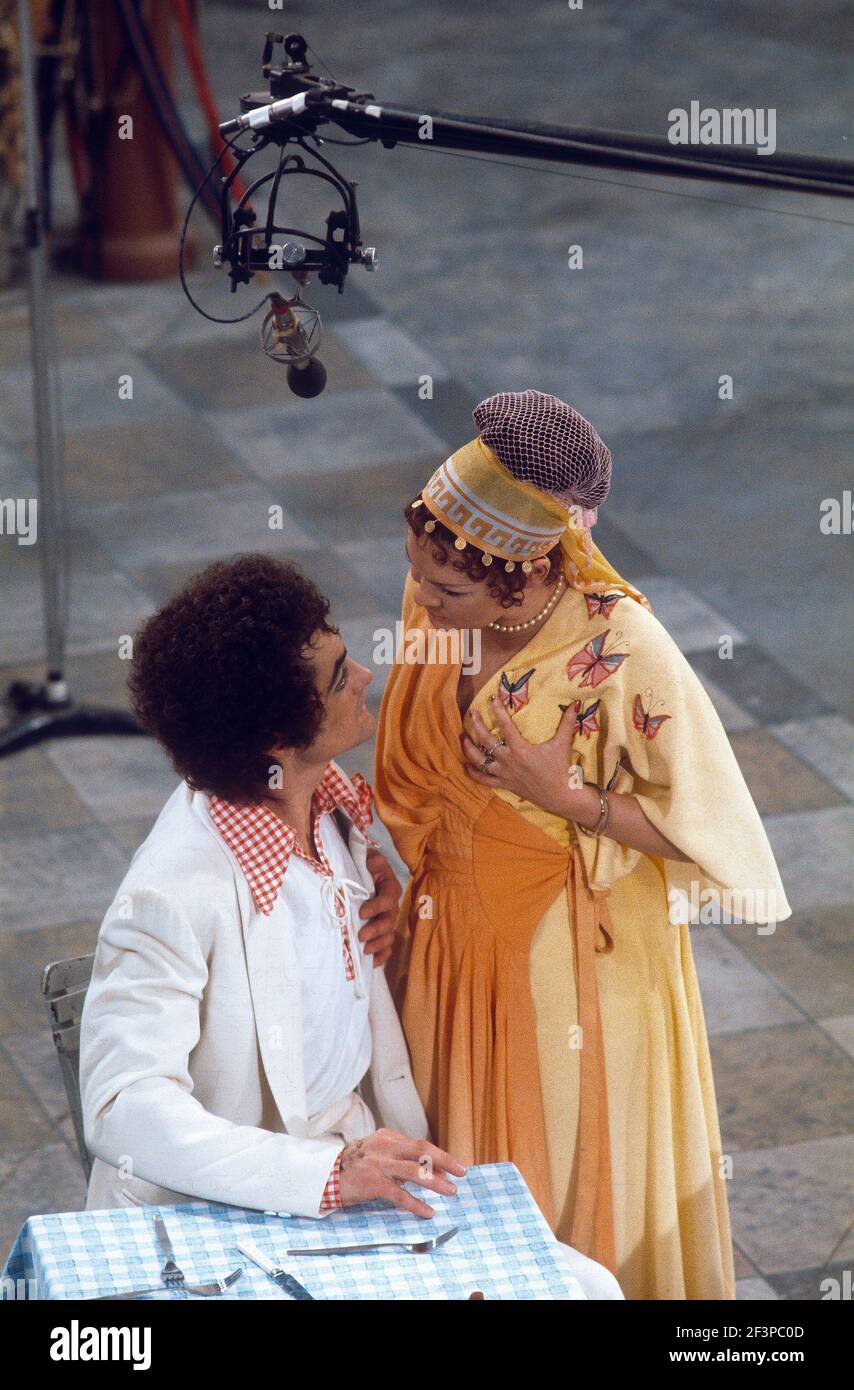 Die RSC-Besetzung in Aktion während der ATV-FERNSEHNETZPRODUKTION von Trevor Nunns musikalischer Adaption für das Fernsehen, KOMÖDIE DER FEHLER von William Shakespeare im Royal Shakespeare Theatre, Stratford-upon-Avon. Darsteller: Judi Dench, Francesca Annis, Michael Williams,- Mike Gwilym, Roger Reed, Nickolas Grace, Griffith Jones, Barbara Shelley, Robin Ellis. Die Aufführung wurde am 18. April 1978 vom Theater national übertragen. Stockfoto