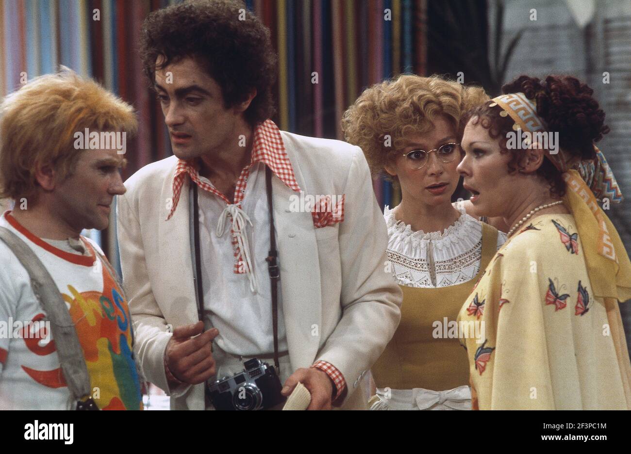 Die RSC-Besetzung in Aktion während der ATV-FERNSEHNETZPRODUKTION von Trevor Nunns musikalischer Adaption für das Fernsehen, KOMÖDIE DER FEHLER von William Shakespeare im Royal Shakespeare Theatre, Stratford-upon-Avon. Darsteller: Judi Dench, Francesca Annis, Michael Williams,- Mike Gwilym, Roger Reed, Nickolas Grace, Griffith Jones, Barbara Shelley, Robin Ellis. Die Aufführung wurde am 18. April 1978 vom Theater national übertragen. Stockfoto