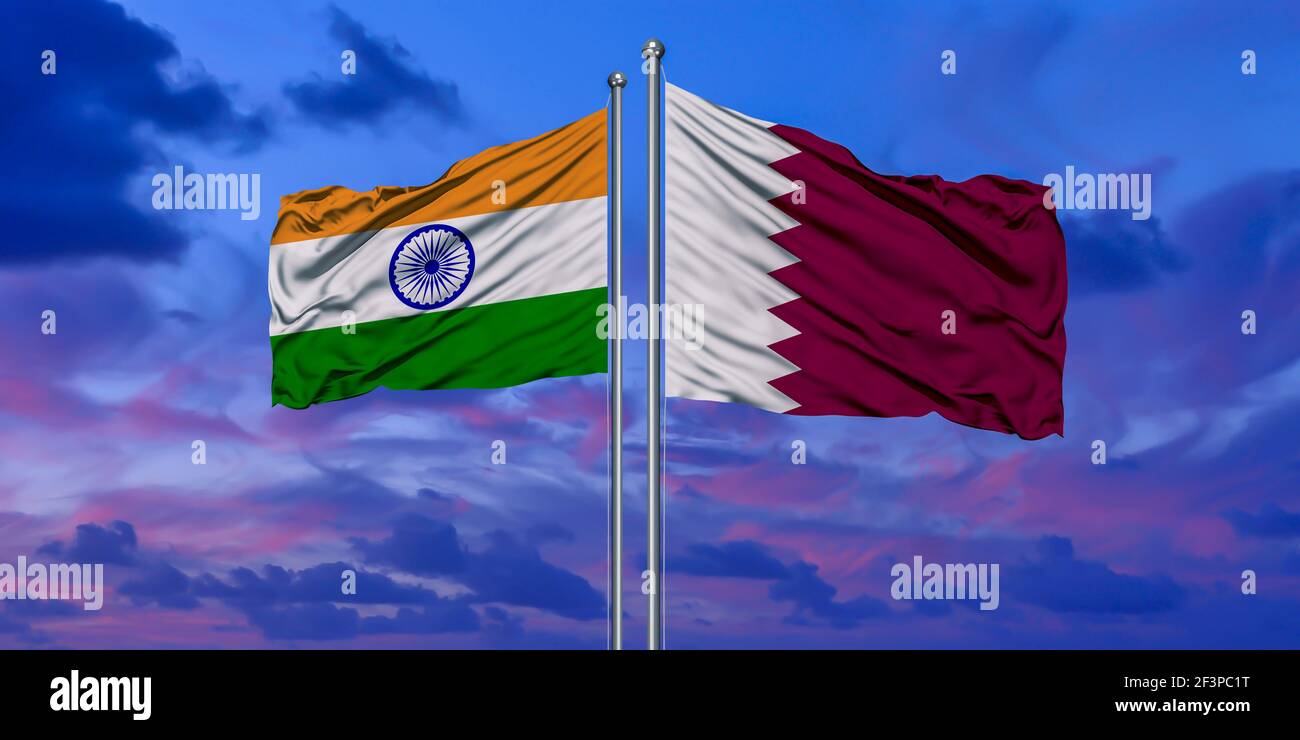 Winkende bunte Flagge Indiens und Nationalflagge von katar. Stockfoto