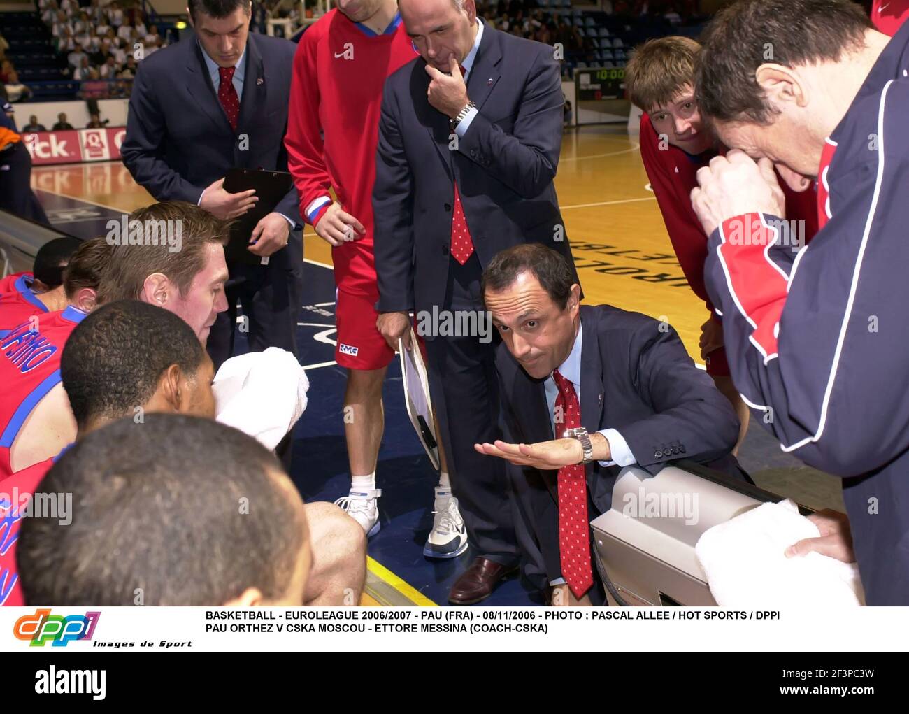 BASKETBALL - EUROLEAGUE 2006/2007 - PAU (FRA) - 08/11/2006 - FOTO : PASCAL ALLEE / HOT SPORTS / DPPI PAU ORTHEZ V CSKA MOSCOU - ETTORE MESSINA (COACH-CSKA) Stockfoto