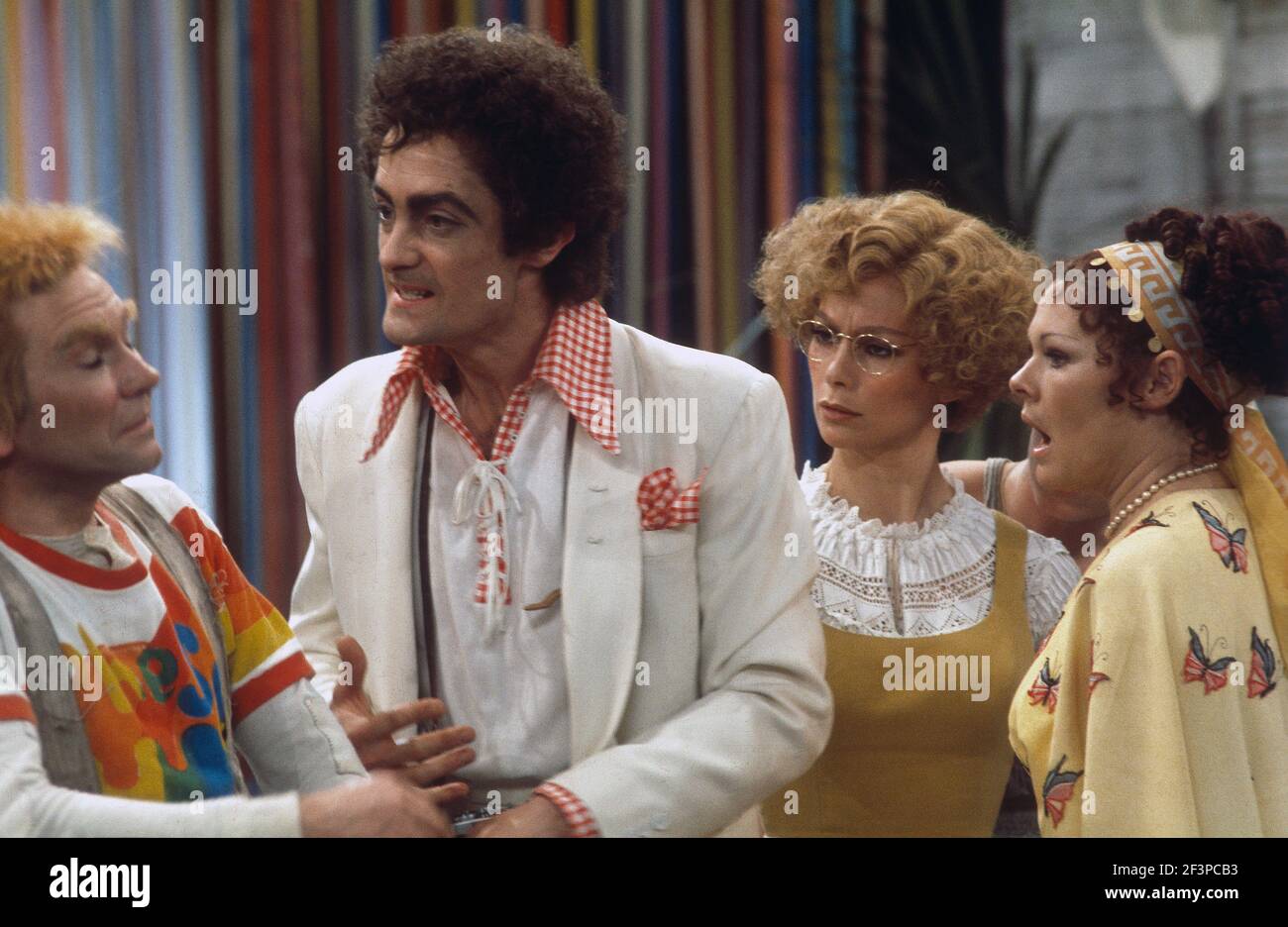 Die RSC-Besetzung in Aktion während der ATV-FERNSEHNETZPRODUKTION von Trevor Nunns musikalischer Adaption für das Fernsehen, KOMÖDIE DER FEHLER von William Shakespeare im Royal Shakespeare Theatre, Stratford-upon-Avon. Darsteller: Judi Dench, Francesca Annis, Michael Williams,- Mike Gwilym, Roger Reed, Nickolas Grace, Griffith Jones, Barbara Shelley, Robin Ellis. Die Aufführung wurde am 18. April 1978 vom Theater national übertragen. Stockfoto