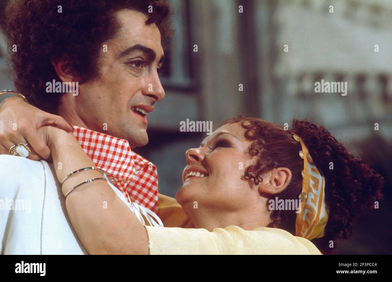 Die RSC-Besetzung in Aktion während der ATV-FERNSEHNETZPRODUKTION von Trevor Nunns musikalischer Adaption für das Fernsehen, KOMÖDIE DER FEHLER von William Shakespeare im Royal Shakespeare Theatre, Stratford-upon-Avon. Darsteller: Judi Dench, Francesca Annis, Michael Williams,- Mike Gwilym, Roger Reed, Nickolas Grace, Griffith Jones, Barbara Shelley, Robin Ellis. Die Aufführung wurde am 18. April 1978 vom Theater national übertragen. Stockfoto