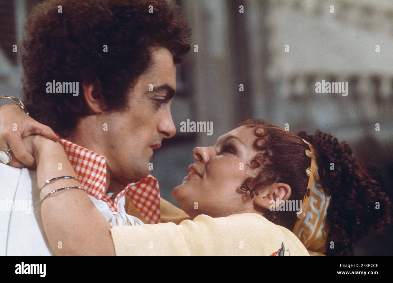 Die RSC-Besetzung in Aktion während der ATV-FERNSEHNETZPRODUKTION von Trevor Nunns musikalischer Adaption für das Fernsehen, KOMÖDIE DER FEHLER von William Shakespeare im Royal Shakespeare Theatre, Stratford-upon-Avon. Darsteller: Judi Dench, Francesca Annis, Michael Williams,- Mike Gwilym, Roger Reed, Nickolas Grace, Griffith Jones, Barbara Shelley, Robin Ellis. Die Aufführung wurde am 18. April 1978 vom Theater national übertragen. Stockfoto