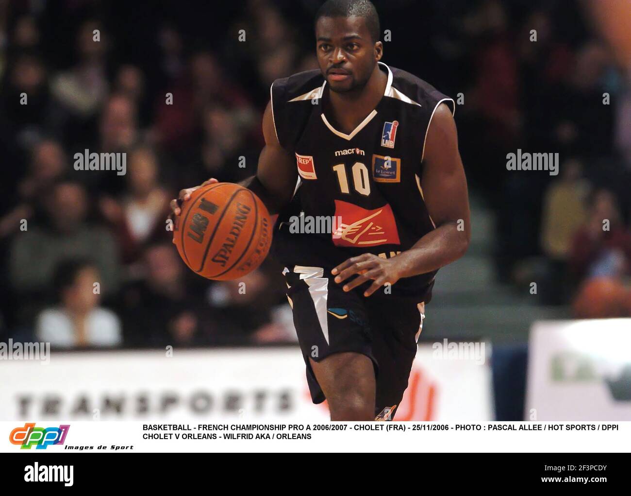 BASKETBALL - FRANZÖSISCHE MEISTERSCHAFT PRO A 2006/2007 - CHOLET (FRA) - 25/11/2006 - FOTO : PASCAL ALLEE / HOT SPORTS / DPPI CHOLET V ORLEANS - WILFRID AKA / ORLEANS Stockfoto