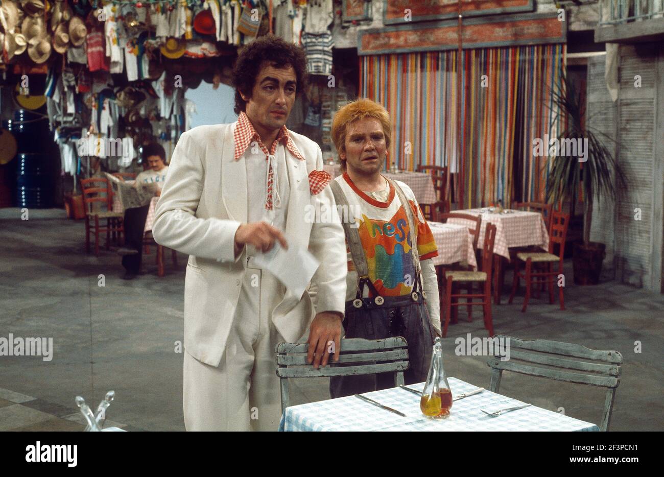 Die RSC-Besetzung in Aktion während der ATV-FERNSEHNETZPRODUKTION von Trevor Nunns musikalischer Adaption für das Fernsehen, KOMÖDIE DER FEHLER von William Shakespeare im Royal Shakespeare Theatre, Stratford-upon-Avon. Darsteller: Judi Dench, Francesca Annis, Michael Williams,- Mike Gwilym, Roger Reed, Nickolas Grace, Griffith Jones, Barbara Shelley, Robin Ellis. Die Aufführung wurde am 18. April 1978 vom Theater national übertragen. Stockfoto