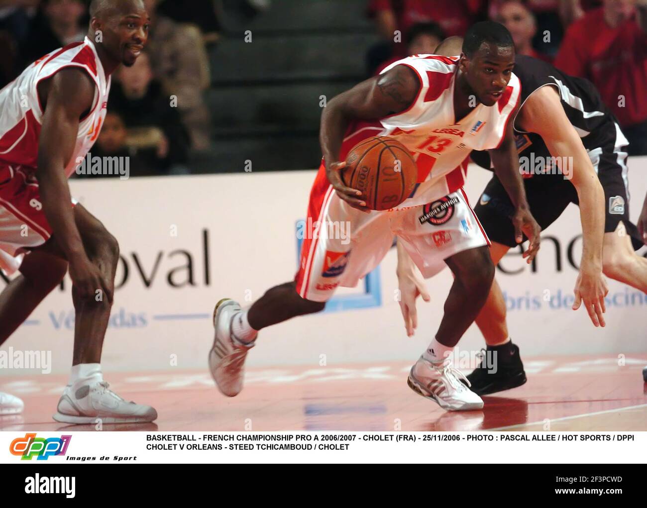 BASKETBALL - FRANZÖSISCHE MEISTERSCHAFT PRO A 2006/2007 - CHOLET (FRA) - 25/11/2006 - FOTO : PASCAL ALLEE / HOT SPORTS / DPPI CHOLET V ORLEANS - ROED TCHICAMBOUD / CHOLET Stockfoto