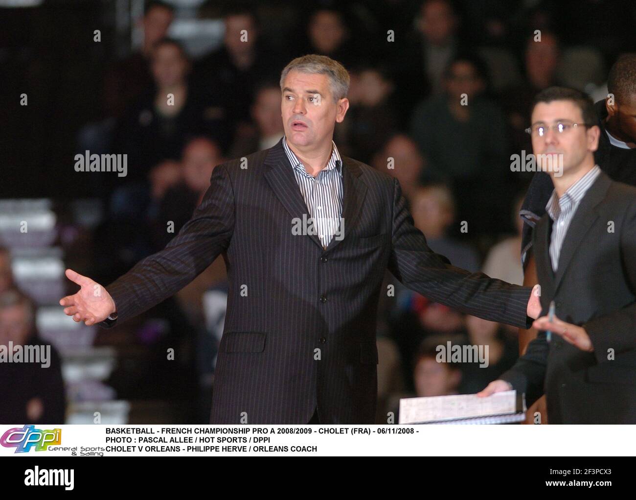 BASKETBALL - FRANZÖSISCHE MEISTERSCHAFT PRO A 2008/2009 - CHOLET (FRA) - 06/11/2008 - FOTO : PASCAL ALLEE / HOT SPORTS / DPPI CHOLET V ORLEANS - PHILIPPE HERVE / ORLEANS TRAINER Stockfoto