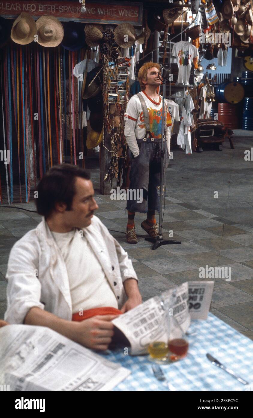 Die RSC-Besetzung in Aktion während der ATV-FERNSEHNETZPRODUKTION von Trevor Nunns musikalischer Adaption für das Fernsehen, KOMÖDIE DER FEHLER von William Shakespeare im Royal Shakespeare Theatre, Stratford-upon-Avon. Darsteller: Judi Dench, Francesca Annis, Michael Williams,- Mike Gwilym, Roger Reed, Nickolas Grace, Griffith Jones, Barbara Shelley, Robin Ellis. Die Aufführung wurde am 18. April 1978 vom Theater national übertragen. Stockfoto