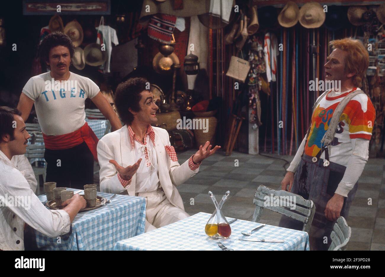 Die RSC-Besetzung in Aktion während der ATV-FERNSEHNETZPRODUKTION von Trevor Nunns musikalischer Adaption für das Fernsehen, KOMÖDIE DER FEHLER von William Shakespeare im Royal Shakespeare Theatre, Stratford-upon-Avon. Darsteller: Judi Dench, Francesca Annis, Michael Williams,- Mike Gwilym, Roger Reed, Nickolas Grace, Griffith Jones, Barbara Shelley, Robin Ellis. Die Aufführung wurde am 18. April 1978 vom Theater national übertragen. Stockfoto