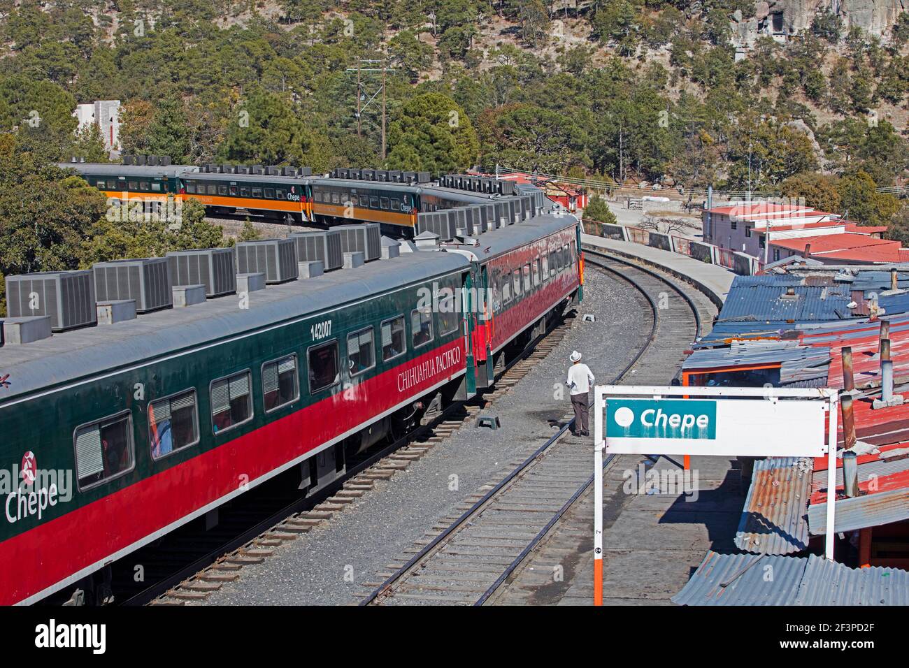 Touristenzug von Chepe Express / El Chepe / Chihuahua Pacifico Ankunft am Bahnhof El Divisadero, Urique, Chihuahua im Nordwesten Mexikos Stockfoto