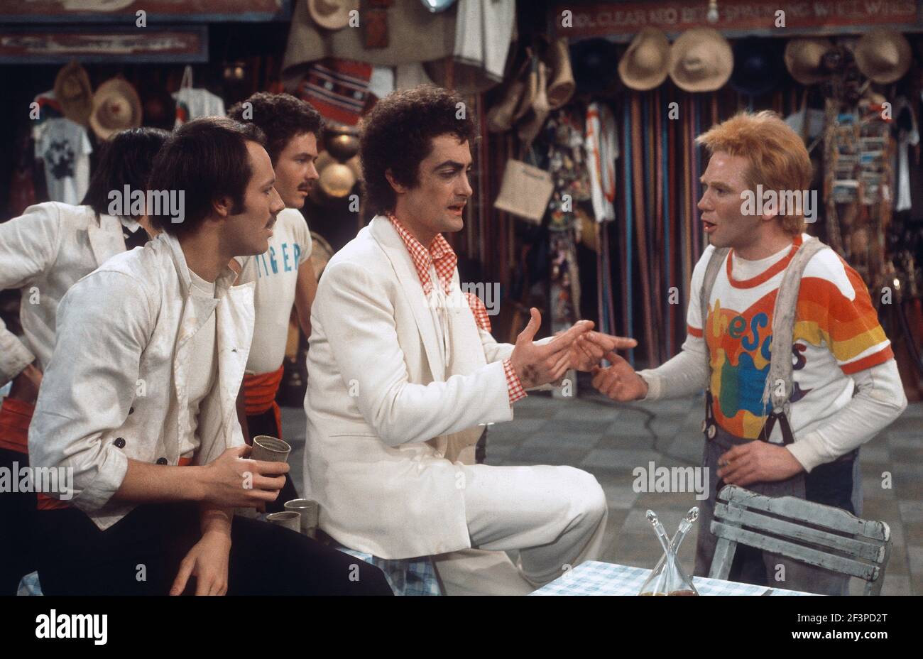 Die RSC-Besetzung in Aktion während der ATV-FERNSEHNETZPRODUKTION von Trevor Nunns musikalischer Adaption für das Fernsehen, KOMÖDIE DER FEHLER von William Shakespeare im Royal Shakespeare Theatre, Stratford-upon-Avon. Darsteller: Judi Dench, Francesca Annis, Michael Williams,- Mike Gwilym, Roger Reed, Nickolas Grace, Griffith Jones, Barbara Shelley, Robin Ellis. Die Aufführung wurde am 18. April 1978 vom Theater national übertragen. Stockfoto