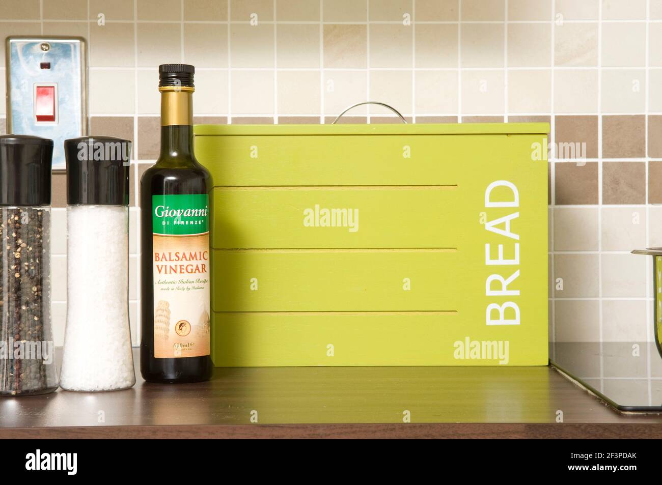 Salz und Pfefferstreuer neben Brottopf auf Küchenarbeitsplatte Stockfoto