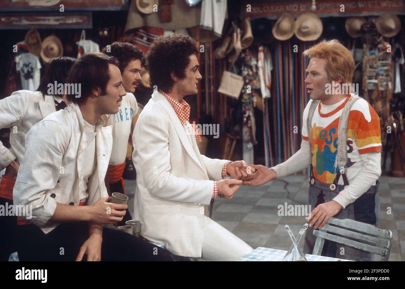 Die RSC-Besetzung in Aktion während der ATV-FERNSEHNETZPRODUKTION von Trevor Nunns musikalischer Adaption für das Fernsehen, KOMÖDIE DER FEHLER von William Shakespeare im Royal Shakespeare Theatre, Stratford-upon-Avon. Darsteller: Judi Dench, Francesca Annis, Michael Williams,- Mike Gwilym, Roger Reed, Nickolas Grace, Griffith Jones, Barbara Shelley, Robin Ellis. Die Aufführung wurde am 18. April 1978 vom Theater national übertragen. Stockfoto