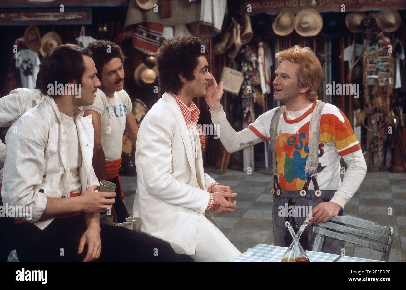 Die RSC-Besetzung in Aktion während der ATV-FERNSEHNETZPRODUKTION von Trevor Nunns musikalischer Adaption für das Fernsehen, KOMÖDIE DER FEHLER von William Shakespeare im Royal Shakespeare Theatre, Stratford-upon-Avon. Darsteller: Judi Dench, Francesca Annis, Michael Williams,- Mike Gwilym, Roger Reed, Nickolas Grace, Griffith Jones, Barbara Shelley, Robin Ellis. Die Aufführung wurde am 18. April 1978 vom Theater national übertragen. Stockfoto