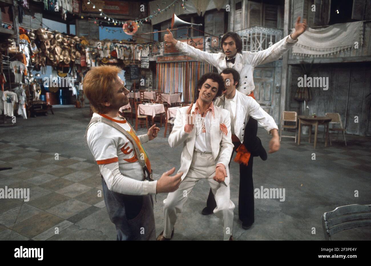 Die RSC-Besetzung in Aktion während der ATV-FERNSEHNETZPRODUKTION von Trevor Nunns musikalischer Adaption für das Fernsehen, KOMÖDIE DER FEHLER von William Shakespeare im Royal Shakespeare Theatre, Stratford-upon-Avon. Darsteller: Judi Dench, Francesca Annis, Michael Williams,- Mike Gwilym, Roger Reed, Nickolas Grace, Griffith Jones, Barbara Shelley, Robin Ellis. Die Aufführung wurde am 18. April 1978 vom Theater national übertragen. Stockfoto