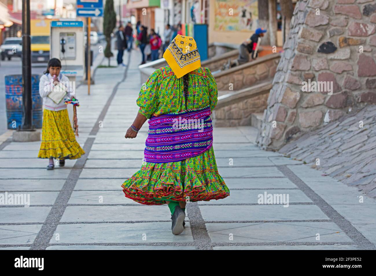 Mexikanische Frau in traditioneller Kleidung zu Fuß in der Stadt Creel, Bokoyna in der Sierra Tarahumara, Provinz Chihuahua, Mexiko Stockfoto