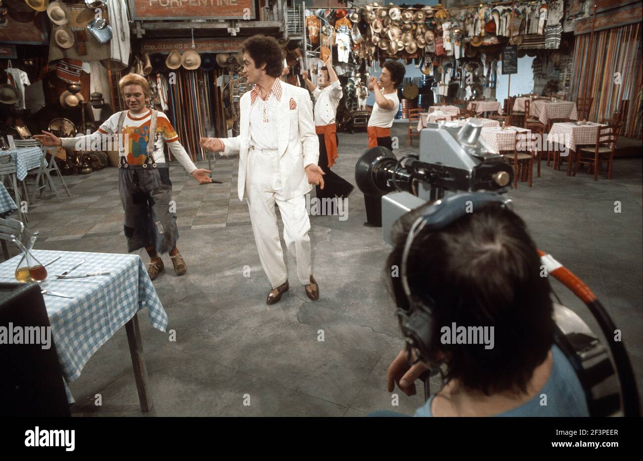 Die RSC-Besetzung in Aktion während der ATV-FERNSEHNETZPRODUKTION von Trevor Nunns musikalischer Adaption für das Fernsehen, KOMÖDIE DER FEHLER von William Shakespeare im Royal Shakespeare Theatre, Stratford-upon-Avon. Darsteller: Judi Dench, Francesca Annis, Michael Williams,- Mike Gwilym, Roger Reed, Nickolas Grace, Griffith Jones, Barbara Shelley, Robin Ellis. Die Aufführung wurde am 18. April 1978 vom Theater national übertragen. Stockfoto