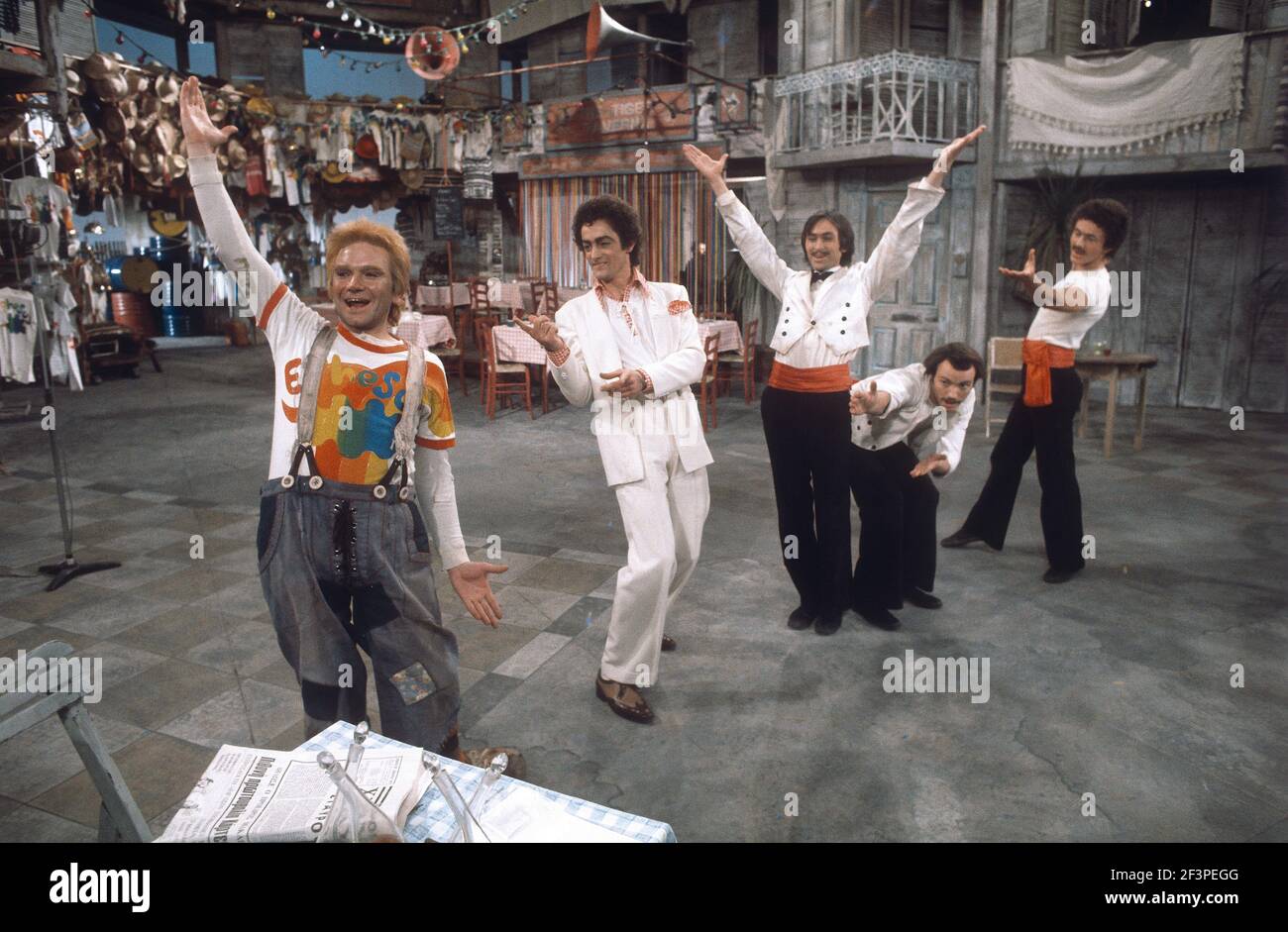 Die RSC-Besetzung in Aktion während der ATV-FERNSEHNETZPRODUKTION von Trevor Nunns musikalischer Adaption für das Fernsehen, KOMÖDIE DER FEHLER von William Shakespeare im Royal Shakespeare Theatre, Stratford-upon-Avon. Darsteller: Judi Dench, Francesca Annis, Michael Williams,- Mike Gwilym, Roger Reed, Nickolas Grace, Griffith Jones, Barbara Shelley, Robin Ellis. Die Aufführung wurde am 18. April 1978 vom Theater national übertragen. Stockfoto