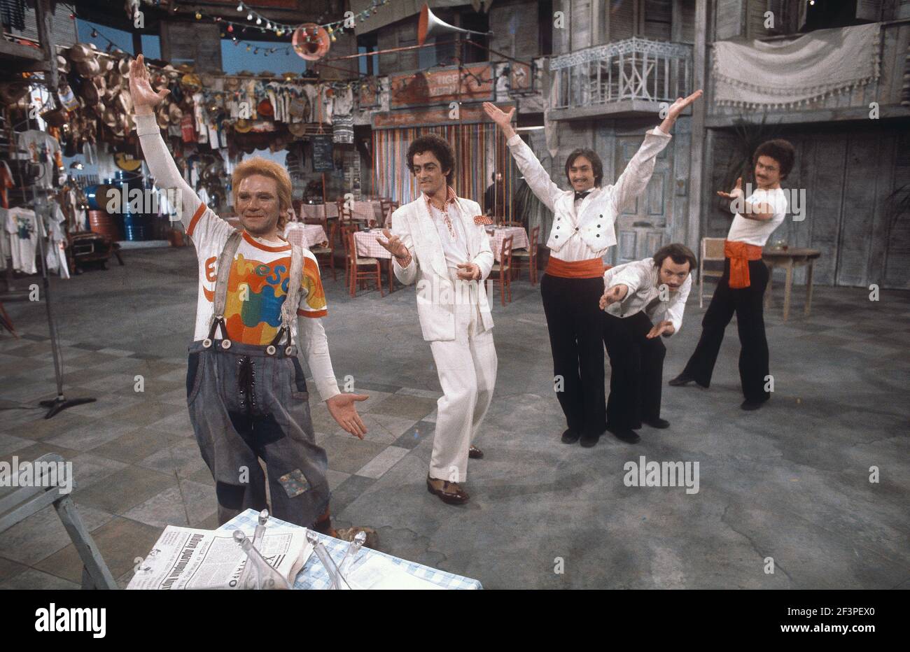 Die RSC-Besetzung in Aktion während der ATV-FERNSEHNETZPRODUKTION von Trevor Nunns musikalischer Adaption für das Fernsehen, KOMÖDIE DER FEHLER von William Shakespeare im Royal Shakespeare Theatre, Stratford-upon-Avon. Darsteller: Judi Dench, Francesca Annis, Michael Williams,- Mike Gwilym, Roger Reed, Nickolas Grace, Griffith Jones, Barbara Shelley, Robin Ellis. Die Aufführung wurde am 18. April 1978 vom Theater national übertragen. Stockfoto