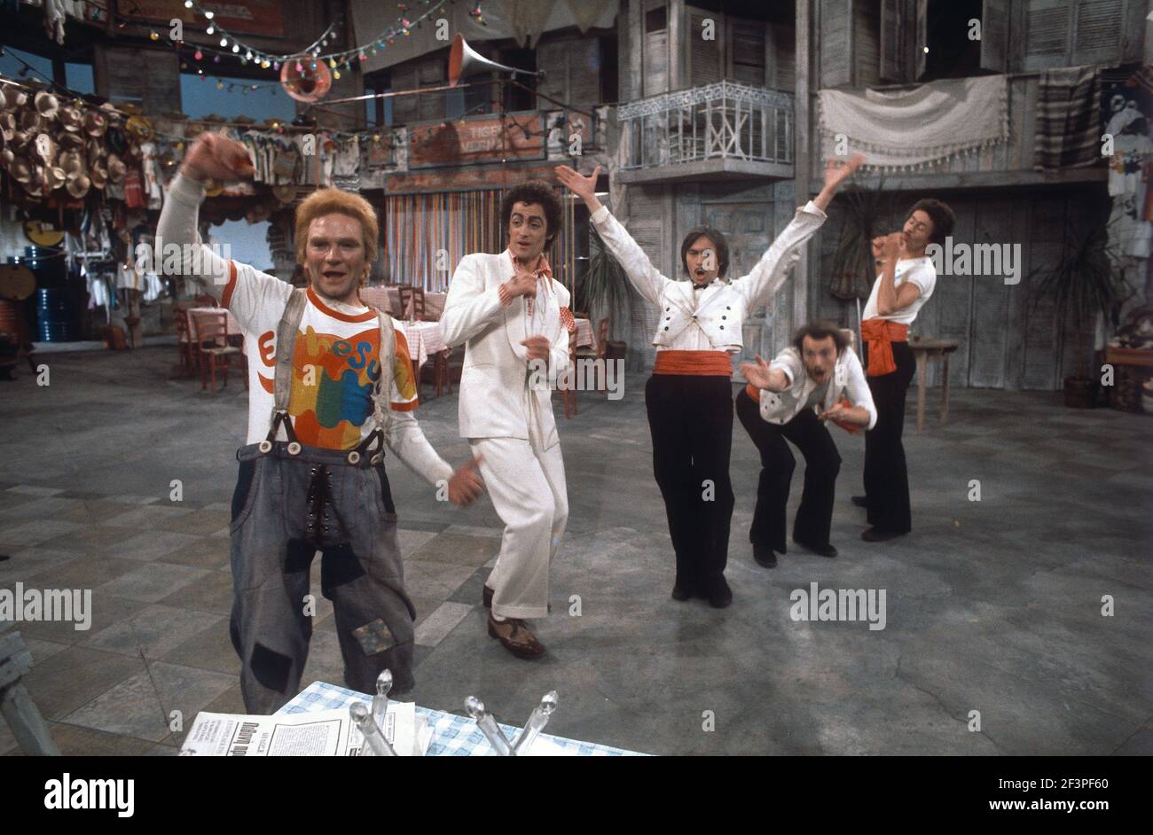 Die RSC-Besetzung in Aktion während der ATV-FERNSEHNETZPRODUKTION von Trevor Nunns musikalischer Adaption für das Fernsehen, KOMÖDIE DER FEHLER von William Shakespeare im Royal Shakespeare Theatre, Stratford-upon-Avon. Darsteller: Judi Dench, Francesca Annis, Michael Williams,- Mike Gwilym, Roger Reed, Nickolas Grace, Griffith Jones, Barbara Shelley, Robin Ellis. Die Aufführung wurde am 18. April 1978 vom Theater national übertragen. Stockfoto