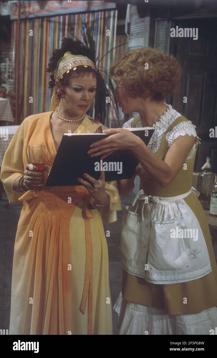 Die RSC-Besetzung in Aktion während der ATV-FERNSEHNETZPRODUKTION von Trevor Nunns musikalischer Adaption für das Fernsehen, KOMÖDIE DER FEHLER von William Shakespeare im Royal Shakespeare Theatre, Stratford-upon-Avon. Darsteller: Judi Dench, Francesca Annis, Michael Williams,- Mike Gwilym, Roger Reed, Nickolas Grace, Griffith Jones, Barbara Shelley, Robin Ellis. Die Aufführung wurde am 18. April 1978 vom Theater national übertragen. Stockfoto